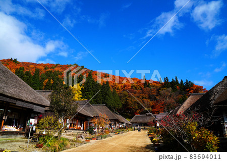 日本の秋の原風景 紅葉の名所福島県大内宿の美しい紅葉の写真素材 [83694011] - PIXTA