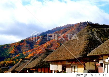 日本の秋の原風景　紅葉の名所福島県大内宿の美しい紅葉 83694013