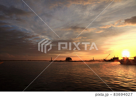 夜明けの氷見漁港の港湾風景 83694027