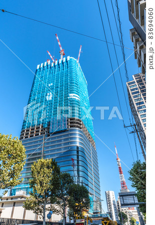 日本の東京都市景観 変貌する麻布台。姿を現した超高層ビル。奥は東京タワー 日本の東京都市景観 変貌する麻布台。姿を現した超高層ビル。奥は東京タワー 83694060