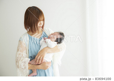赤ちゃんを抱っこする女性の写真素材 [83694100] - PIXTA