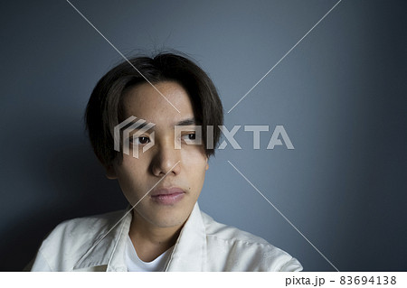 かっこいい男性のポートレート 83694138