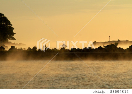 夜明けの氷見漁港の港湾風景 83694312