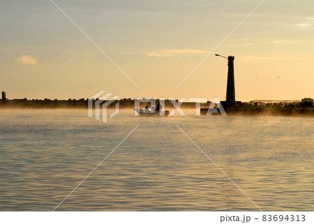 夜明けの氷見漁船の出港風景 83694313