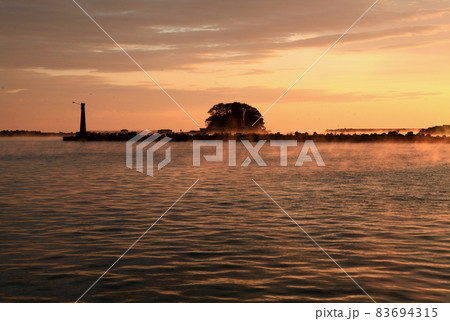 夜明けの氷見漁港の港湾風景 夜明けの氷見漁港の港湾風景 83694315