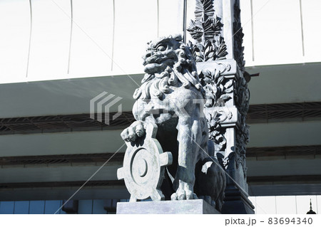 東京・日本橋　日本橋親柱の獅子像と東京市章 83694340
