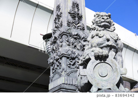 東京・日本橋　日本橋親柱の獅子像と東京市章 83694342