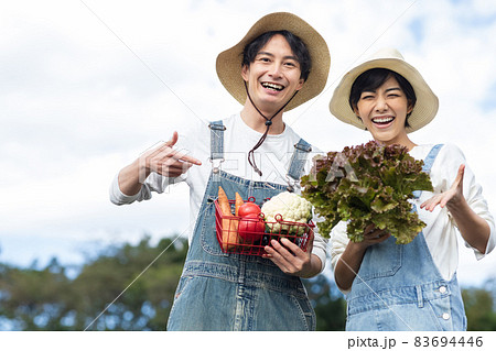 野菜の収穫を楽しむ若い男女 野菜の収穫を楽しむ若い男女 83694446