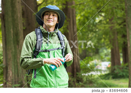 ハイキングを楽しむ若い男性 83694606
