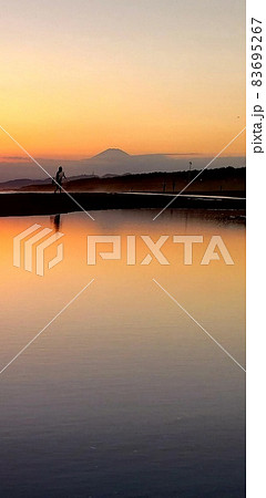 神奈川県茅ケ崎市の茅ヶ崎海岸から「眺める秋の富士山とサーファー【10月】 神奈川県茅ケ崎市の茅ヶ崎海岸から「眺める秋の富士山とサーファー【10月】 83695267