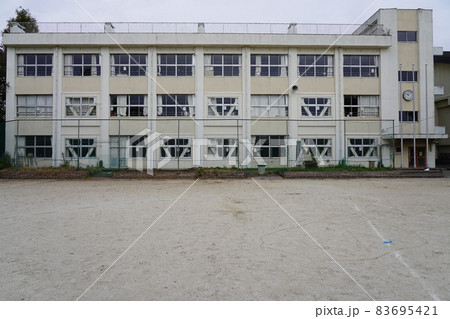誰もいない小学校の校庭と校舎 83695421