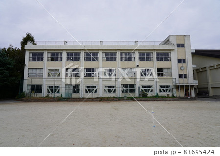 誰もいない小学校の校庭と校舎 83695424