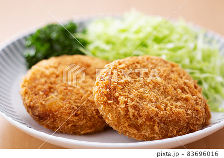メンチカツ　コロッケ　おうち時間　おうちごはん　家呑み　家のみ 83696016