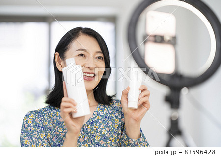 ライブコマース　ミドル女性のユーチューバー　インフルエンサー　イメージ 83696428