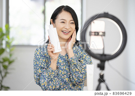 ライブコマース　ミドル女性のユーチューバー　インフルエンサー　イメージ 83696429