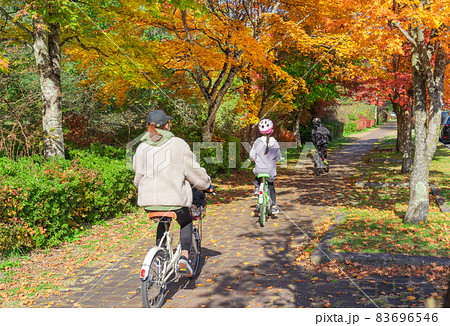 紅葉の季節に軽井沢で自転車に乗る親子 83696546