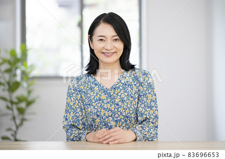 カメラ目線で微笑むアラフィフの女性 83696653