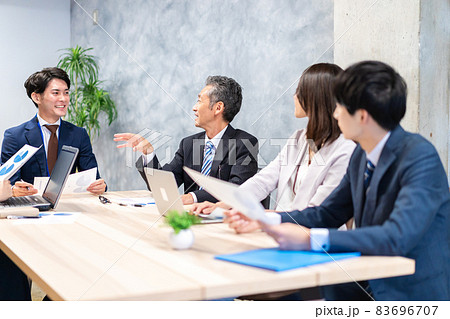 オフィスで会議をするビジネスパーソン 83696707