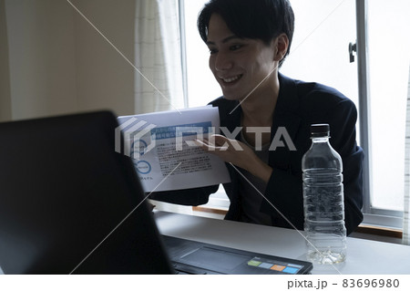 3Rについてプレゼンをする男性 3Rについてプレゼンをする男性 83696980