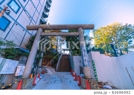 日本の東京都市景観　八幡神社（建替）。周辺では虎ノ門・麻布台プロジェクトが進行中 83696992