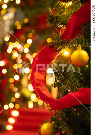 クリスマスボールとリボンのキラキラ背景 クリスマスボールとリボンのキラキラ背景 83697420