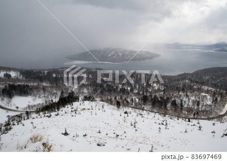 冬の地吹雪の美幌峠から見た冬の屈斜路湖 (北海道・弟子屈町) 冬の地吹雪の美幌峠から見た冬の屈斜路湖 (北海道・弟子屈町) 83697469
