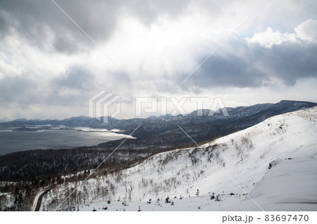 冬の地吹雪の美幌峠と屈斜路湖(北海道・弟子屈町) 冬の地吹雪の美幌峠と屈斜路湖(北海道・弟子屈町) 83697470