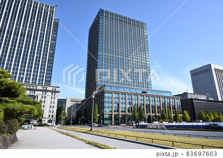 東京皇居のお堀端風景　季節は秋銀杏が色づき始めています。秋空広がる東京オフィス街　 83697603