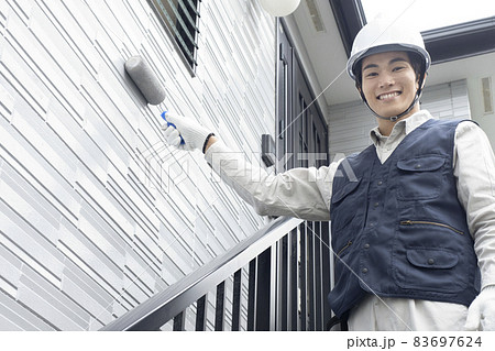 外壁塗装をする男性 83697624