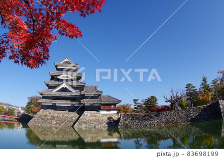信州 松本 国宝 秋の紅葉と松本城 現存する築城当時の姿を残す天守 信州 松本 国宝 秋の紅葉と松本城 現存する築城当時の姿を残す天守 83698199