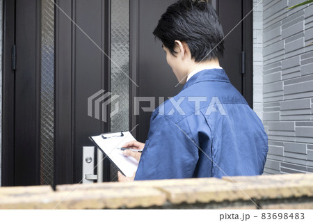 外壁リフォームの見積もりをするビジネスマン 外壁リフォームの見積もりをするビジネスマン 83698483