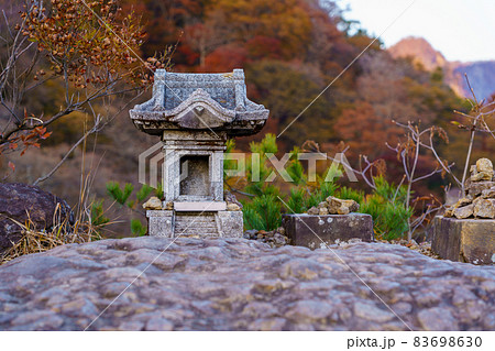 小さな社と紅葉 83698630