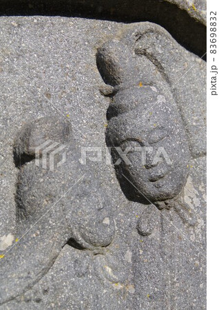 信州　松本の文化財　入山辺中村地区の双体道祖神　高遠石工　藤森吉弥の彫像 83698832