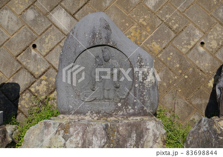 信州　松本の文化財　入山辺中村地区の双体道祖神　高遠石工　藤森吉弥の彫像 83698844