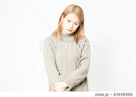 落ち込んでいるセーターを着た若い女性 落ち込んでいるセーターを着た若い女性 83698996