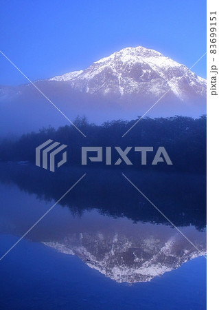 大正池に映り出す幻想的な焼岳 83699151