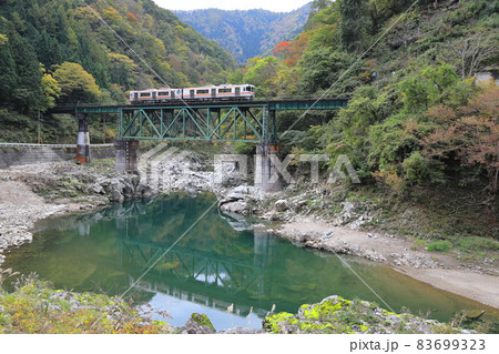 渓谷を走る高山本線普通列車 83699323