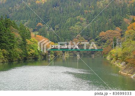 秋のダム湖を通過するローカル列車 秋のダム湖を通過するローカル列車 83699333