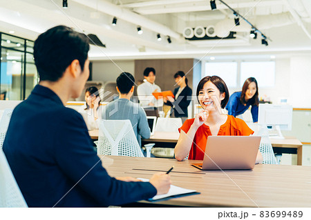 オフィスで働く人々　撮影協力：WEEK芝大門（サンフロンティア不動産） 83699489