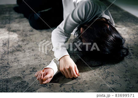 怯える女性　イメージ 83699571