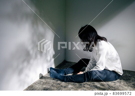 怯える女性　イメージ 83699572