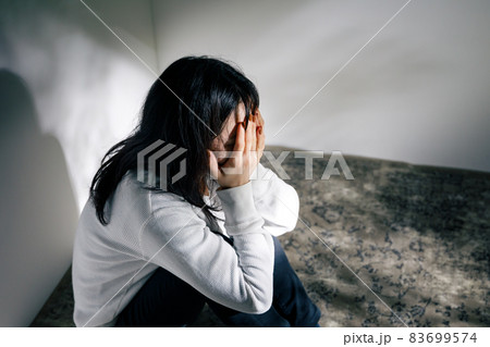 怯える女性 イメージ 怯える女性 イメージ 83699574