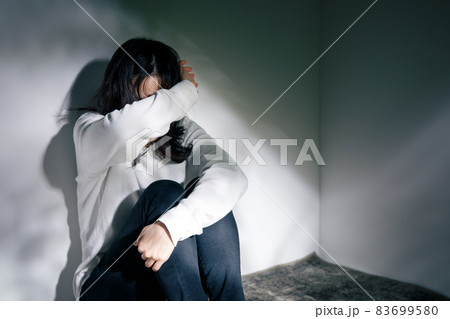 怯える女性　イメージ 83699580