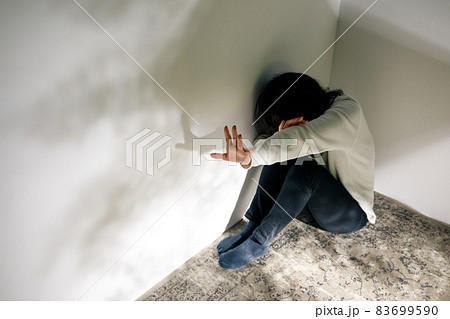 怯える女性 イメージ 怯える女性 イメージ 83699590