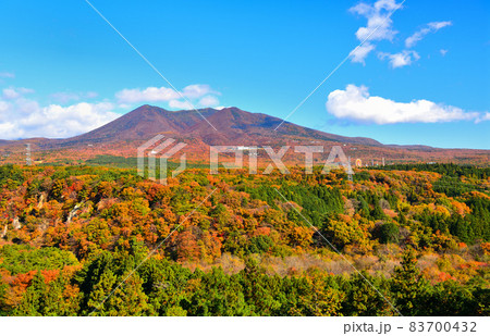 秋の紅葉に染まる那須高原と那須連山 83700432