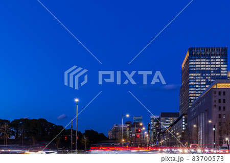 丸の内ビジネス街　東京都市夜景 83700573