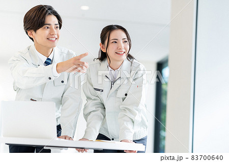 打ち合わせをする若いエンジニア 打ち合わせをする若いエンジニア 83700640