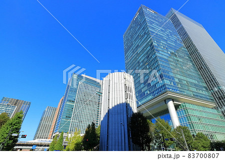 【東京都】快晴下の東京駅京葉線付近 83700807