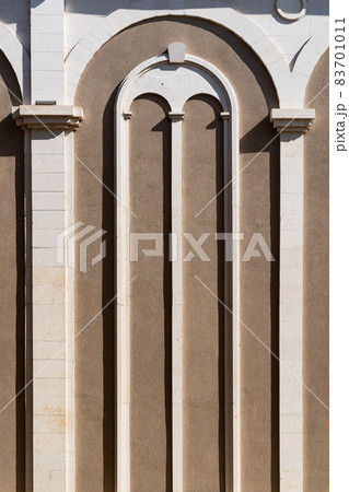 architectural stone arch detail on building 83701011