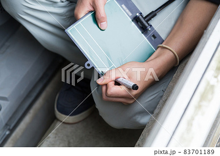 黒板へ記入する男性 83701189